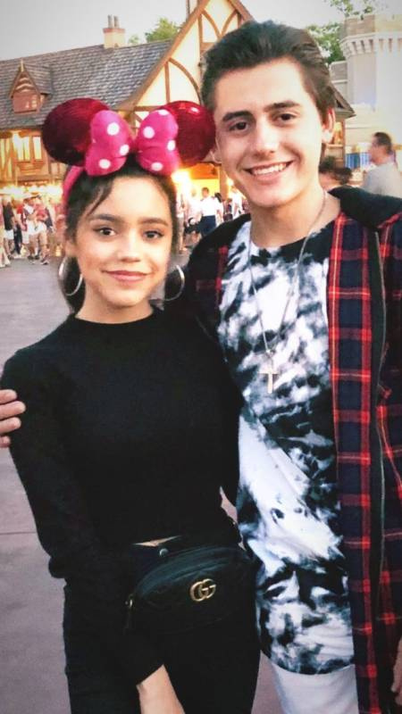   Isaak Presley con su ex novia Jenna Ortega