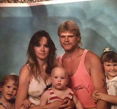   Amanda Holmes con i suoi genitori e fratelli