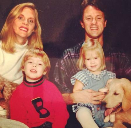   Cassidy con su hermano Brennan y sus padres.