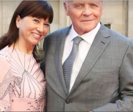   Hopkins y Stella Arroyave se casaron en 2003. La pareja tiene una diferencia de edad de 18 años. Tuvieron su boda en Hopkins' clifftop mansion in Malibu. 