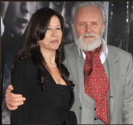   Anthony Hopkins dice que su esposa, Stella Arroyave, disfruta de las cosas buenas de la vida y que su pasatiempo favorito es ir de compras y gastar dinero.