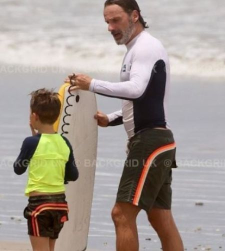   Arthur Clutterbuck con su padre y el actor de Walking Dead Andrew Lincoln