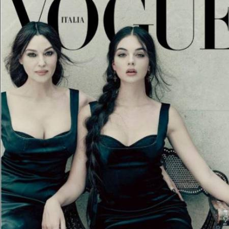 Deva Cassel ao lado de sua mãe Monica Bellucci,