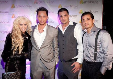 desde la izquierda, John Gotti's daughter, Victoria Gotti, his grandsons, Carmine, Frank, and John.