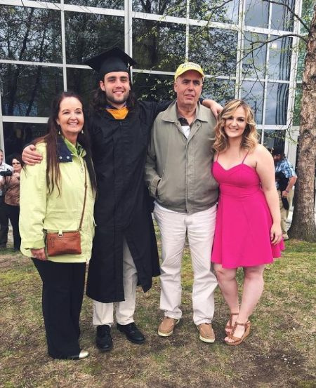   Mikayla con i suoi genitori e il fratello