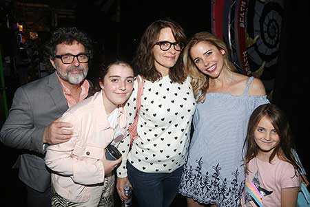 Alice con sus padres, su hermana y la actriz Kerry Butler