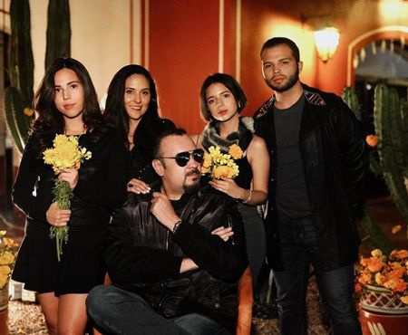   Aneliz con sus hijos y su esposo.
