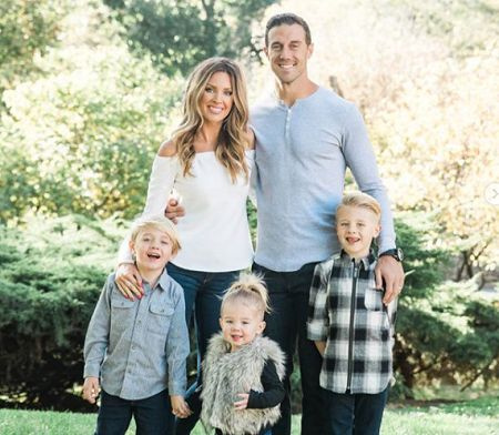   Alex e sua moglie Elizabeth Barry con i loro tre figli.