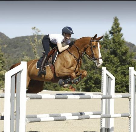 Hannah Selleck, ganadora de 2019 HITS Coachella Desert Circuit VI, CA, durante una de sus competencias.