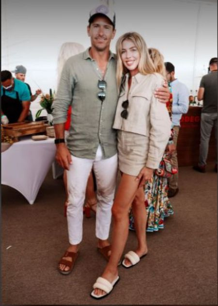 Hannah Selleck y su novio Nic Roldan en el Beach Polo de la World Polo League 2021.