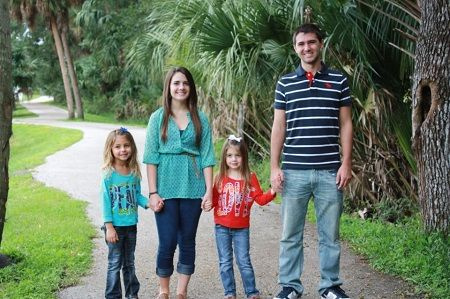 Christopher Cody en la foto con su pareja y dos niñas.