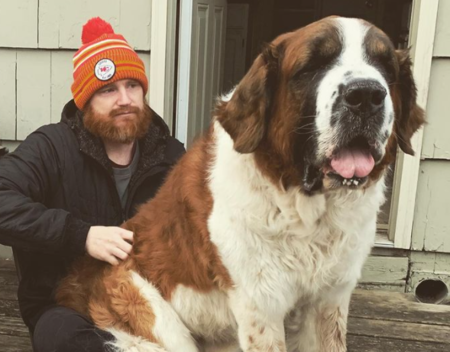   Wes Bergman con il suo defunto cane, Bootstrap