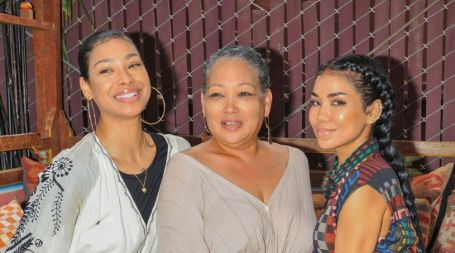 Jhene Aiko posa com sua irmã Miyoko Jhene Aiko e sua mãe Christina Yamamoto