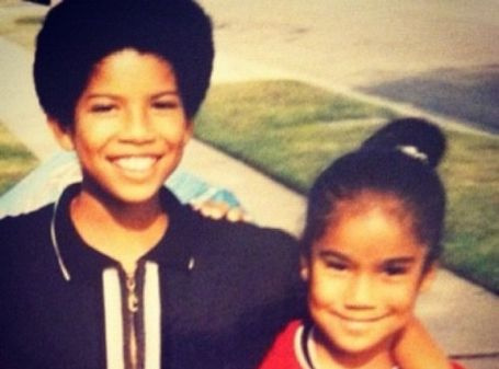 Foto de infância de Jhene Aiko e seu irmão Miyagi, que morreu de câncer