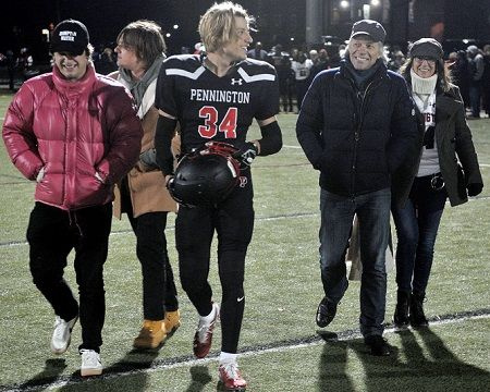 Jacob junto con sus padres después de su partido de fútbol.
