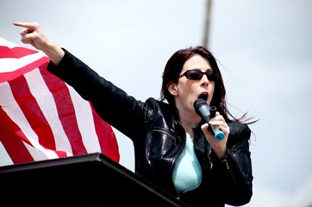   Tammy Bruce, una non sposata, sostiene fermamente la comunità gay e lesbain.