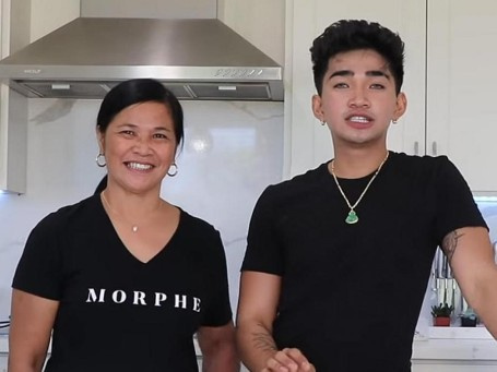   Bretman Rock con sua madre durante la realizzazione di un video su YouTube.