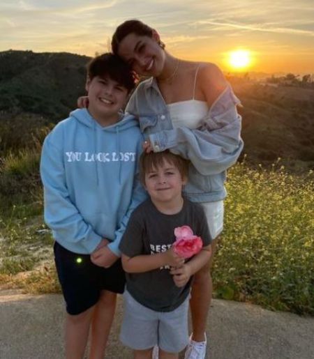 abajo, Lucas Lopez, con su hermano mayor Enzo Lopez, a la izquierda, y su hermana, Addison Rae TikToker y actriz.