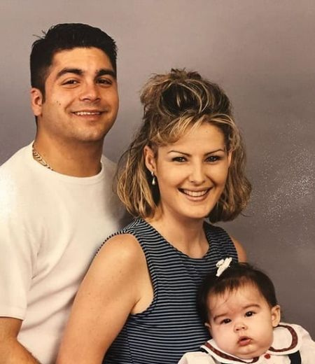 de izquierda a derecha, Monty Lopez, Sheri Easterling y su hija, Addison Rae.