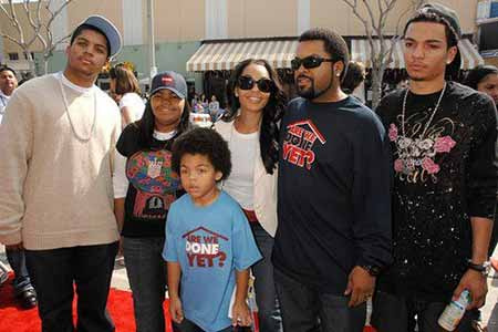 Kim y su esposo con sus cuatro hijos.