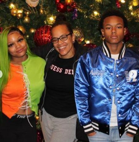   da sinistra, Youtuber, Emily Moore, sua madre e suo fratello Troy.