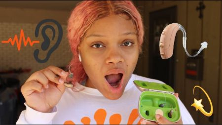   La star di Instagram dalla Georgia, Emily Ears ha finalmente deciso di indossare gli apparecchi acustici.