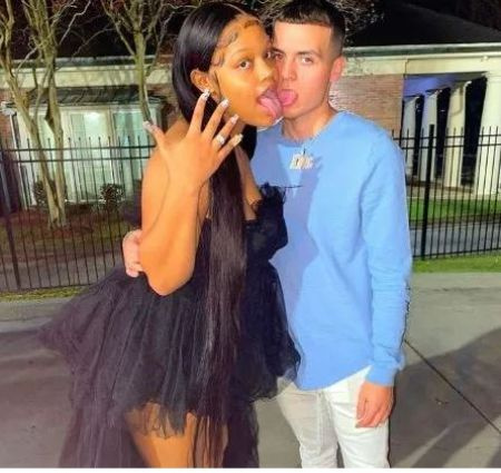   La youtuber e burla Emily Ears e il suo ragazzo Kadin annunciano il loro fidanzamento nel dicembre 2021.