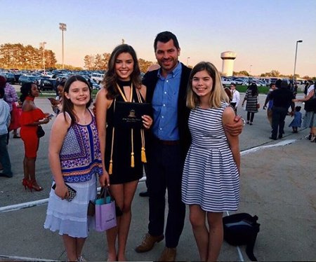 Lauren junto com seu pai e duas irmãs.
