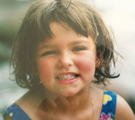 De niña Juana Arias actuó en varios comerciales de televisión. Estudió en el Colegio Andino de Bogotá.