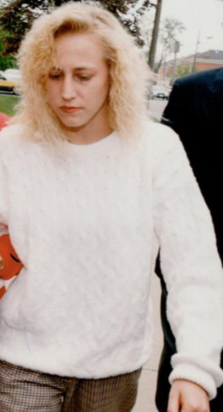 Lori Homolka durante sua irmã mais velha's court trials