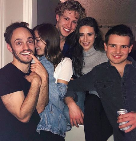 Kamilla Kowal avec ses membres de la distribution Letterkenny.