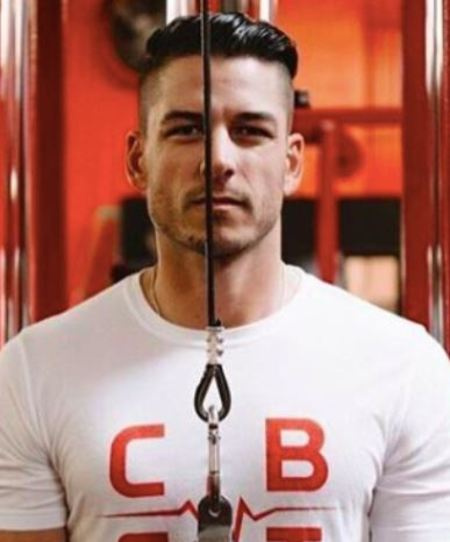   Steven Tinoco ist ein NESTA-zertifizierter Personal Trainer, der sowohl persönliches Training in Scottsdale, Arizona als auch virtuelles Mentoring anbietet