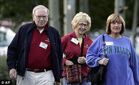 Warren Buffet con su esposa, Astrid Menks y su difunta esposa Susan Thompson