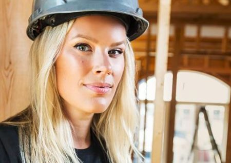   Costruttore canadese e appaltatore nella serie TV di realtà Holmes su Holmes Sherry Holmes