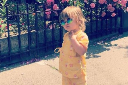 Marcus è un nonno; suo nipote in posa in giardino.