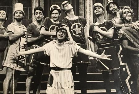 David Colloff durante uno spettacolo teatrale al college.