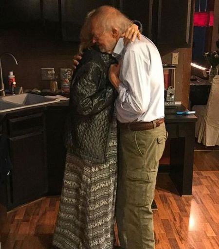 David Colloff e sua moglie si abbracciano.