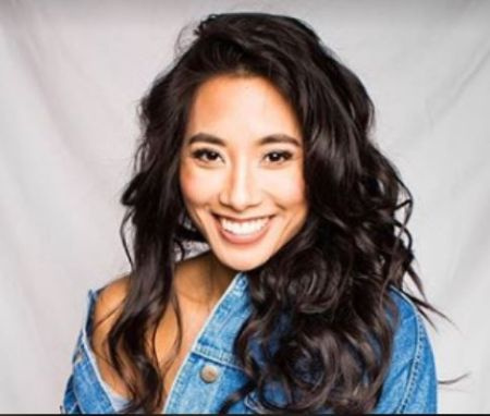 Donna Benedicto, uma atriz e cantora canadense que é conhecida pelos filmes da Hallmark.