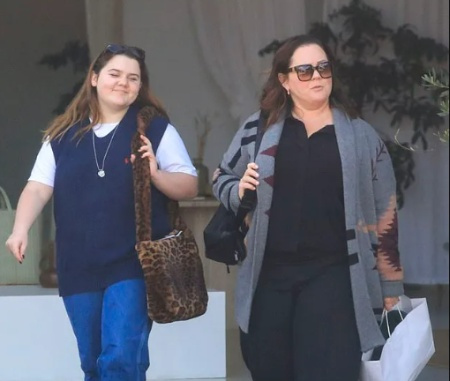   Vivian Falcone camina junto a su mamá