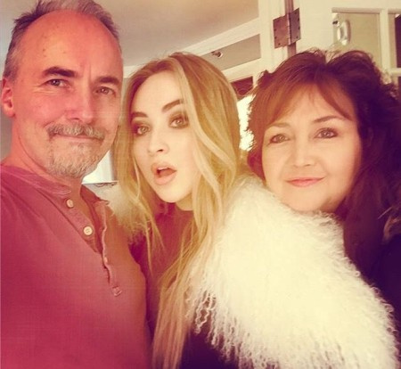   Sabrina Carpenter y su mamá y papá.