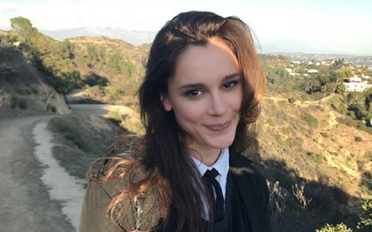 Qui est Bella Dayne ? Tout sur sa carrière, ses petits amis et ses relations