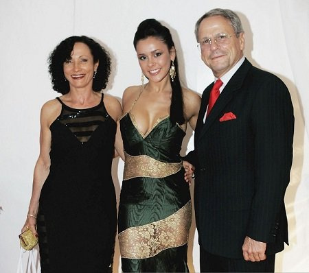 Bella Dayne avec sa maman et son papa.