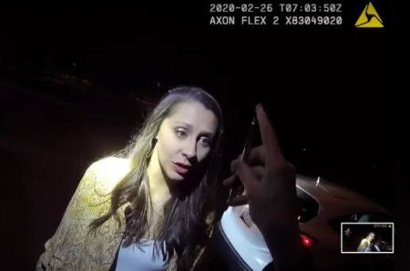   Samantha durante il suo incidente DUI.