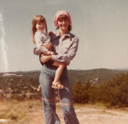   Foto de la infancia de Amanda Martin con su mamá.