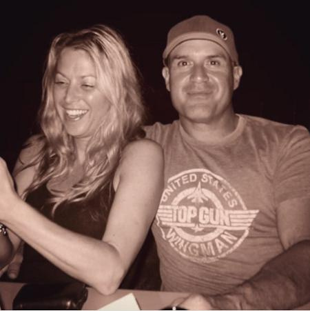   Amanda con su esposo.
