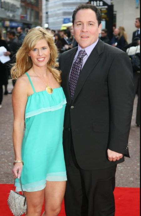 Joya Tillem y Jon Favreau en el estreno de Iron Man en Londres