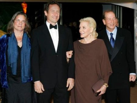   de izquierda a derecha, Leslie Bogart, su medio hermano, Sam Robards, su madre, Lauren Bacall, y su hermano, Stephen Bogart.
