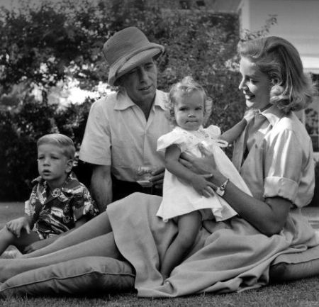   El actor de Cassablanca Humphrey Bogart y su esposa, Lauren Bacall, con sus hijos, Leslie y Stephen.