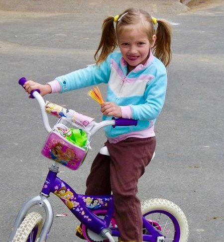 Jayden Bartels enfant faisant du vélo