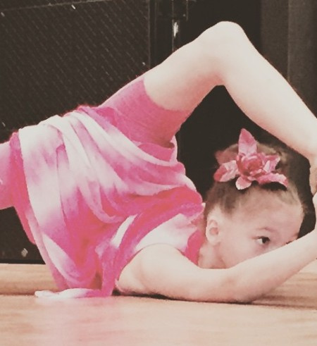 Jayden Bartels danse dans son école's show